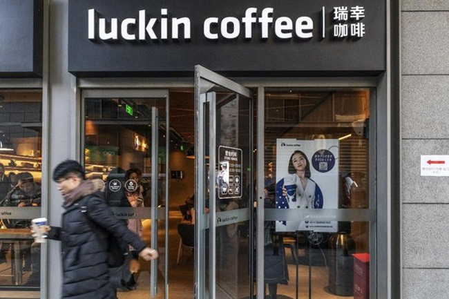 Hiện một nhóm ngân hàng cho Chủ tịch Lu và CEO Qian vay tiền đang rao bán 76,3 triệu cổ phiếu của Luckin Coffee.