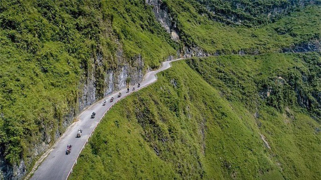 Mã Pì Lèng (còn có âm đọc là Mã Pí Lèng, Mã Pỉ Lèng) theo tiếng H'Mông có nghĩa đen là "sống mũi con ngựa". Tên gọi này cũng ngụ ý chỉ sự nguy hiểm của con đèo, nơi những con ngựa leo lên dốc cao đến mức phải tắt thở. Ý nghĩa tên đèo cũng hàm ý so sánh hinh dáng những con dốc trên đèo thẳng đứng như sống mũi con ngựa.