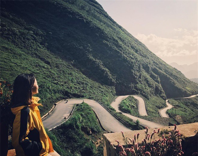 Mã Pì Lèng bao gồm 9 khoanh đèo uốn lượn quanh co với vách đá cao dựng đứng và vực thẳm sâu hun hút ở 2 bên đường. Con đường này được xem là kỳ tích tạo nên từ bàn tay của hàng nghìn người dân Hà Giang.