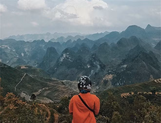 Cao nguyên đá Đồng Văn được UNESCO công nhận là Công viên Địa chất toàn cầu đầu tiên của Việt Nam và thứ hai Đông Nam Á năm 2010. Nằm ở phía bắc của tỉnh Hà Giang, cao nguyên đá trải dài của 4 huyện: Quản Bạ, Yên Minh, Đồng Văn và Mèo Vạc. Đến đây, bạn sẽ được tận mắt thấy những mỏm đá tai mèo xám ngắt, đan xen những ruộng ngô xanh rì, màu vàng của lúa vào mùa thu hoạch.