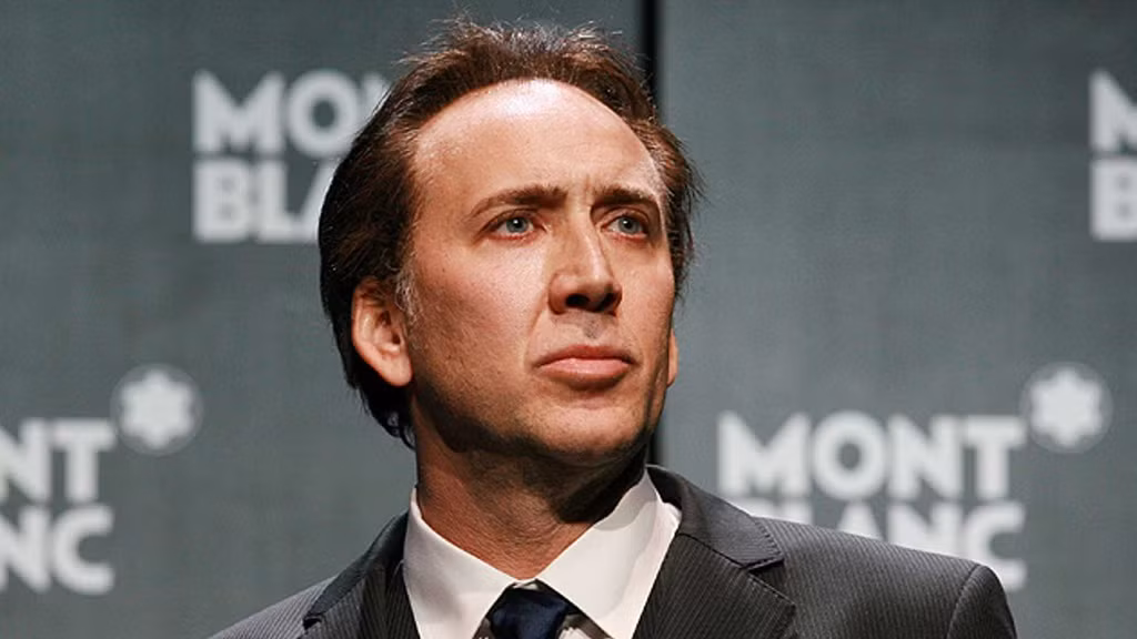 Năm 2015, nam diễn viên Nicholas Cage đã trả 276.000 USD cho một hộp sọ khủng long quý hiếm. Tuy nhiên, anh sẵn sàng trả cho chính quyền sau khi phát hiện ra nó là một cổ vật bị đánh cắp. Cage cũng chi 150.000 USD để mua bạch tuộc về nuôi, cũng như 150.000 USD nữa để sở hữu ấn bản truyện tranh Superman đầu tiên. Ngoài ra, anh còn sở hữu 2 tòa lâu đài và một cặp rắn hổ mang bạch tạng. Chỉ từ năm 1996 đến năm 2011, nam diễn viên đã chi tiêu khoảng 150 triệu USD, theo Business Insider.