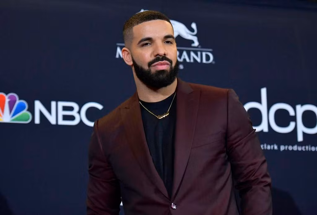 Rapper Drake cũng không kém cạnh khi mua một chiếc giường tích hợp quầy rượu whiskey và champagne cùng với tấm đệm lông ngựa trị giá 400.000 USD. Ngoài ra, anh còn trang trí cho chiếc Rolls-Royce Phantom với một con cú bằng vàng nạm kim cương.