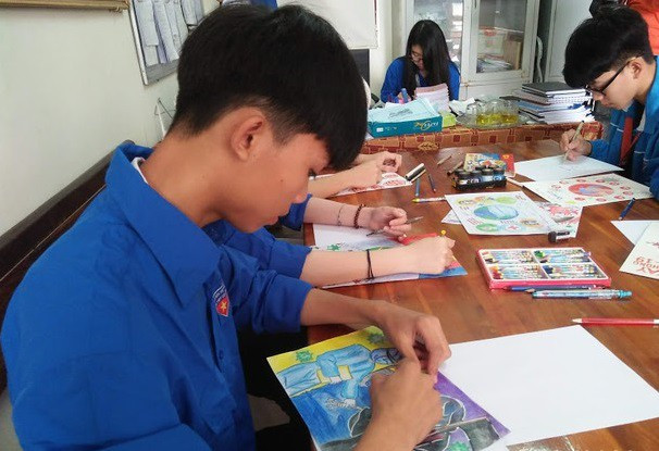 Hoc sinh Nghe An nhay 'Ghen Co Vy' tuyen truyen phong chong dich