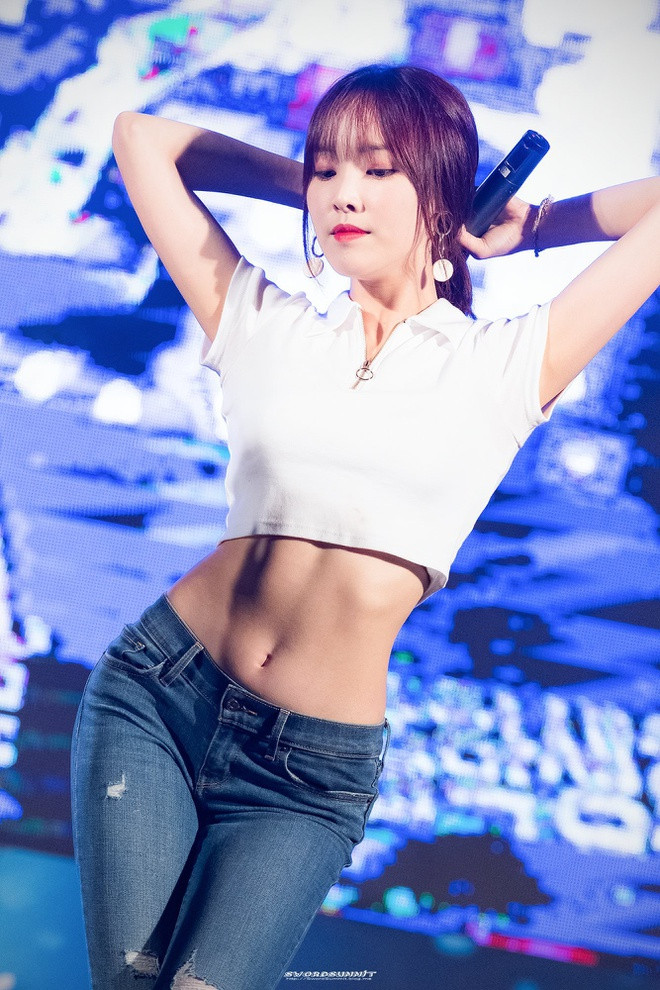  Yuju (GFriend) nhận được lời khen ngợi khi mặc áo crop top trắng cùng quần jeans cạp trễ lên sân khấu. Bộ trang phục này giúp tôn lên vòng eo quyến rũ của giọng ca đến từ xứ sở kim chi. Giống các nữ thần tượng khác, cô cũng phải trải qua những ngày tập luyện không ngừng nghỉ. Ảnh: Twitter.