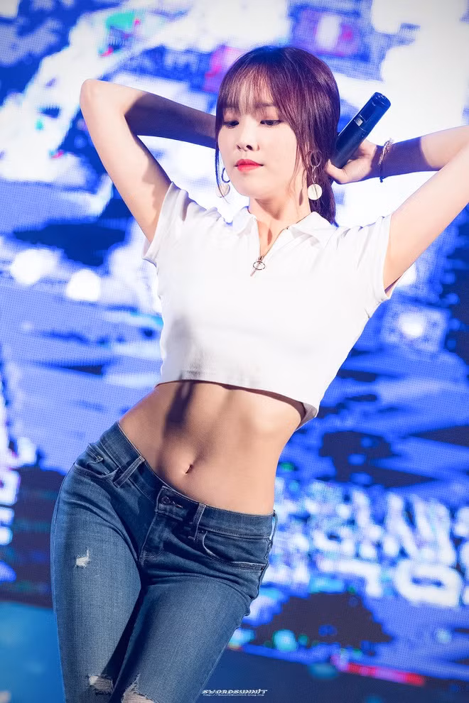  Yuju (GFriend) nhận được lời khen ngợi khi mặc áo crop top trắng cùng quần jeans cạp trễ lên sân khấu. Bộ trang phục này giúp tôn lên vòng eo quyến rũ của giọng ca đến từ xứ sở kim chi. Giống các nữ thần tượng khác, cô cũng phải trải qua những ngày tập luyện không ngừng nghỉ. Ảnh: Twitter.