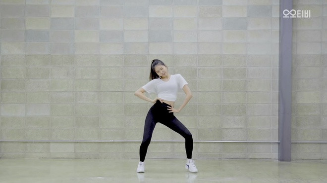 Trong thời gian này, Lim Na Young chọn tập luyện những bài nhảy khó để rèn độ dẻo dai của cơ thể. Các bài tập này cũng đòi hỏi phải vận động mạnh và có tác dụng giảm cân, giữ dáng. Cô thử sức với điệu nhảy Wannabe của ITZY. Vũ đạo này nổi tiếng khó, đặc biệt là chi tiết nhún vai. Ảnh: OOMusic.