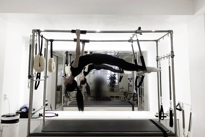 Gần đây, cô đăng tải hình ảnh luyện tập bộ môn pilates với tư thế treo người trên không. Bên cạnh việc giảm cân, tập pilates còn giúp tăng sức mạnh của cơ bắp, cải thiện độ linh hoạt của cơ thể và giải tỏa căng thẳng. Đây cũng là bài tập được nhiều nữ thần tượng Hàn như Jennie, Son Ye Jin... áp dụng. Ảnh: @official_izone.