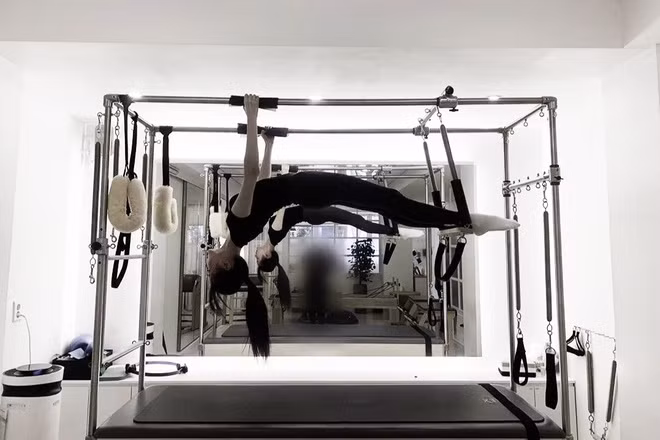 Gần đây, cô đăng tải hình ảnh luyện tập bộ môn pilates với tư thế treo người trên không. Bên cạnh việc giảm cân, tập pilates còn giúp tăng sức mạnh của cơ bắp, cải thiện độ linh hoạt của cơ thể và giải tỏa căng thẳng. Đây cũng là bài tập được nhiều nữ thần tượng Hàn như Jennie, Son Ye Jin... áp dụng. Ảnh: @official_izone.