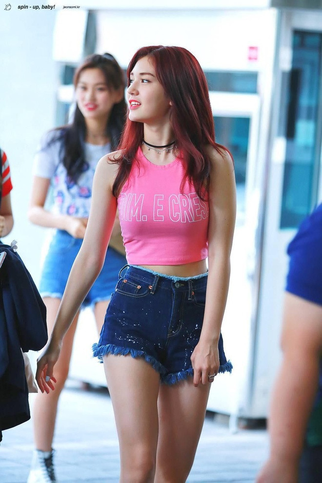 Dù mới 19 tuổi, Somi đã sở hữu thân hình săn chắc, thon gọn đáng mơ ước. Bông hồng lai luôn được xếp vào hàng những nữ thần tượng có vóc dáng đẹp trong làng giải trí Hàn Quốc. Để có được ba vòng hoàn hảo, Somi đã chăm chỉ tập luyện từ khi còn nhỏ. Ảnh: spin up baby.