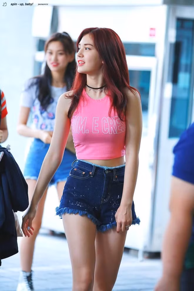 Dù mới 19 tuổi, Somi đã sở hữu thân hình săn chắc, thon gọn đáng mơ ước. Bông hồng lai luôn được xếp vào hàng những nữ thần tượng có vóc dáng đẹp trong làng giải trí Hàn Quốc. Để có được ba vòng hoàn hảo, Somi đã chăm chỉ tập luyện từ khi còn nhỏ. Ảnh: spin up baby.