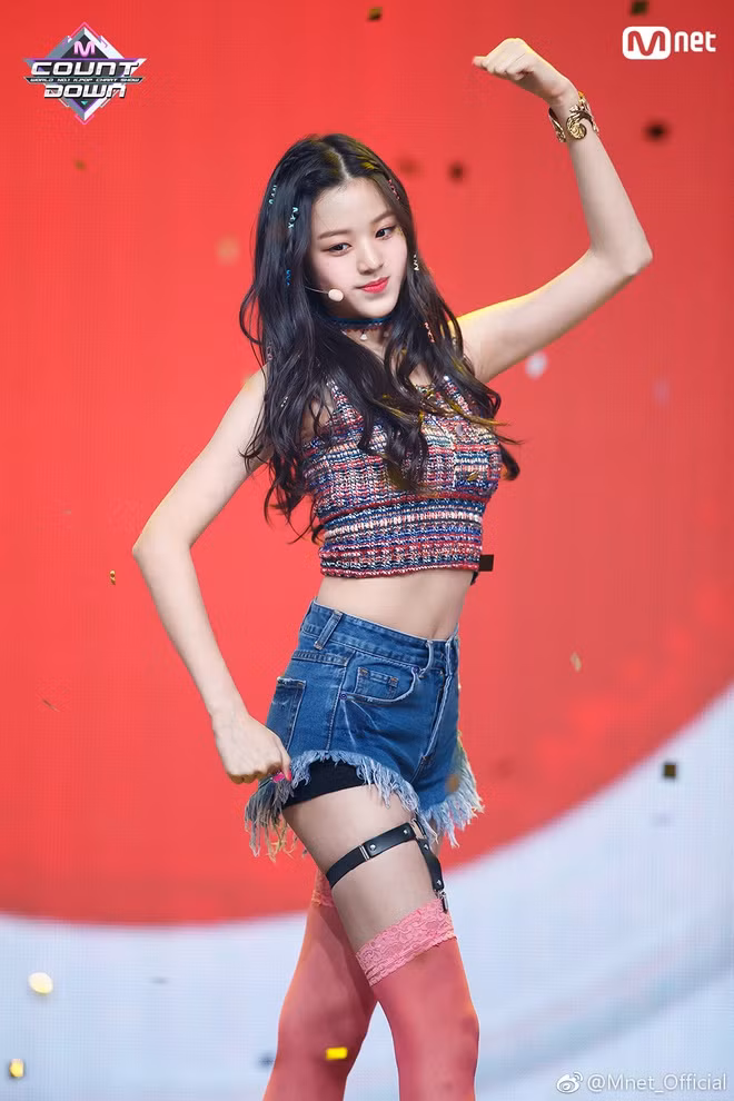 Mỗi lần xuất hiện, Jang Won Young đều trở thành đề tài bàn tán vì sở hữu tỷ lệ cơ thể vàng. Mới 15 tuổi, thành viên của nhóm nhạc nổi tiếng I*ZONE đã cao tới 1,69 m và có vòng eo con kiến. Thân hình "mình hạc xương mai" của mỹ nhân 10X khiến nhiều cô gái ước ao, tò mò về phương pháp tập luyện. Ảnh: Mnet.