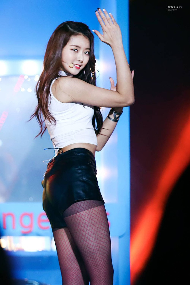 Cựu thành viên của nhóm I.O.I - Lim Na Young - từng gây chú ý vì sở hữu cơ thể hoàn hảo với đôi chân dài, ba vòng có số đo chuẩn mực. Nữ thần tượng luôn được chú ý mỗi khi diện đồ bó sát, khoe trọn thân hình đáng mơ ước. Cô nàng cũng tập thể hình, nhảy đều đặn để luôn thon gọn. Ảnh: Instiz.