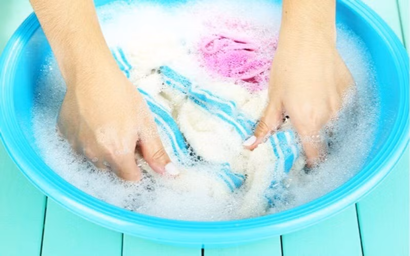 Virus corona co the ton tai bao lau tren quan ao?-Hinh-8