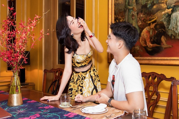 ả hai trao cho nhau nhiều hành động, ánh mắt tình tứ Nghi vấn hẹn hò giữa cặp đôi chị em tiếp tục được dấy lên khi Lệ Quyên và Lâm Bảo Châu nhiều lần bị phát hiện check-in tại một địa điểm giống nhau. Tối 29/10, Lệ Quyên bị bắt gặp lẻ bóng đi xem tình tin đồn diễn show với Hoa hậu Thuỳ Dung sau ồn ào "bơ đẹp" chồng đại gia tại sự kiện thời trang của NTK Đỗ Mạnh Cường. Đến tối ngày 30/10, sau khi công khai chuyện ly hôn, Lệ Quyên đã xuất hiện lần đầu tại một đêm nhạc từ thiện gây quỹ vì miền Trung. Lâm Bảo Châu bị bắt gặp đã ngồi trong xe chờ sẵn, đợi Lệ Quyên diễn xong rồi cả hai lái xe ra về.