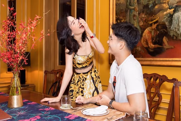 Cả hai trao cho nhau nhiều hành động, ánh mắt tình tứ Nghi vấn hẹn hò giữa cặp đôi chị em tiếp tục được dấy lên khi Lệ Quyên và Lâm Bảo Châu nhiều lần bị phát hiện check-in tại một địa điểm giống nhau. Tối 29/10, Lệ Quyên bị bắt gặp lẻ bóng đi xem tình tin đồn diễn show với Hoa hậu Thuỳ Dung sau ồn ào "bơ đẹp" chồng đại gia tại sự kiện thời trang của NTK Đỗ Mạnh Cường. Đến tối ngày 30/10, sau khi công khai chuyện ly hôn, Lệ Quyên đã xuất hiện lần đầu tại một đêm nhạc từ thiện gây quỹ vì miền Trung. Lâm Bảo Châu bị bắt gặp đã ngồi trong xe chờ sẵn, đợi Lệ Quyên diễn xong rồi cả hai lái xe ra về.