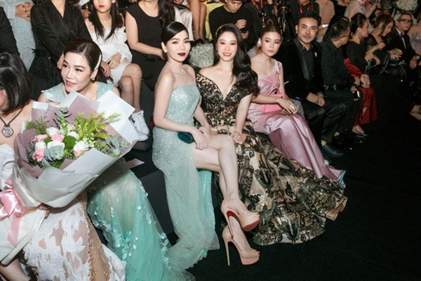 ệ Quyên bị bắt gặp lẻ bóng đi xem tình tin đồn diễn vào tối 29/10