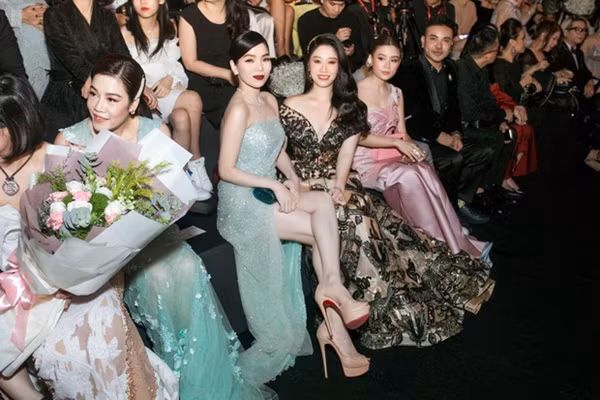 Lệ Quyên bị bắt gặp lẻ bóng đi xem tình tin đồn diễn vào tối 29/10