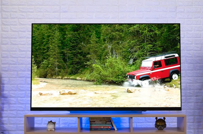  65E9PTA là mẫu TV OLED cao cấp của LG. Thiết bị đang đượcgiảm 6,5 triệu đồng, còn 58,4 triệu đồng. Chương trình áp dụng tại một số hệ thống lớn khi khách hàng mua online. Sản phẩm có màn hình lớn 65 inch, 4K, phần viền mỏng 0,2 cm. TV dùng chip xử lý Alpha 9 thế hệ 2 có khả năng xử lý hình ảnh chi tiết và chân thực. Ngoài ra, hệ thống loa trên TV có công suất 60 W, mang đến trải nghiệm âm thanh lớn.