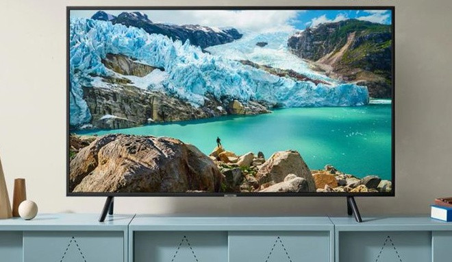  Samsung 4K 50 inch 50RU7200 UHD đang được bán với giá 10,4 triệu đồng, giảm 1,5 triệu đồng. Thiết bị có công nghệ PurColor, giúp tăng cường thêm nhiều dải màu sắc, mang đến hình ảnh rực rỡ. Chiếc One Remote thế hệ mới đi kèm sản phẩm hỗ trợ tìm kiếm giọng nói tiếng Việt trong ứng dụng YouTube. Bên cạnh đó, người dùng có thể điều khiển TV bằng điện thoại thông qua ứng dụng SmartThings.