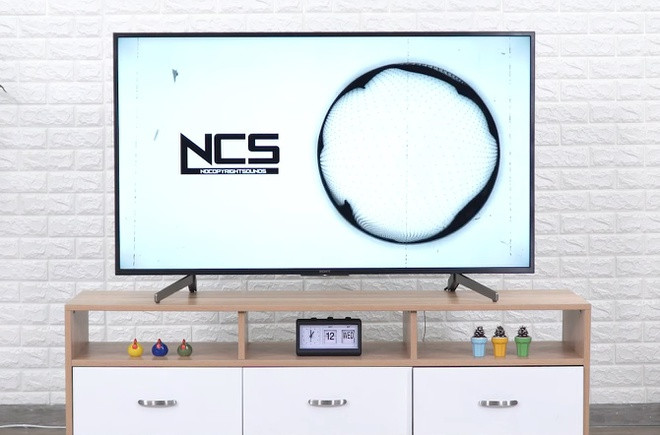  TV Sony 65X7000G giảm 2,3 triệu đồng, còn 16,6 triệu đồng. Chương trình áp dụng khi khách hàng mua online tại một số hệ thống lớn. Thiết bị dùng màn hình 65 inch, độ phân giải 4K. Sản phẩm có thể nâng cấp những nội dung với chất lượng bình thường lên gần 4K qua công nghệ 4K X-Reality Pro. Bên cạnh đó, TV còn sở hữu công nghệ Motionflow XR 200 Hz, giúp hình ảnh chuyển động nhanh và mượt mà hơn.