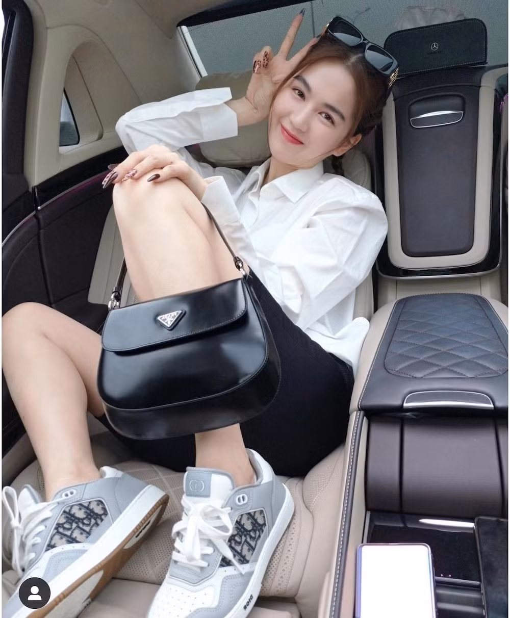 Nữ hoàng nội y Việt Nam chọn áo sơ mi oversized mix cùng quần đạp xe hot hit một thời phối cùng giày thể thao đắt đỏ của thương hiệu Pháp