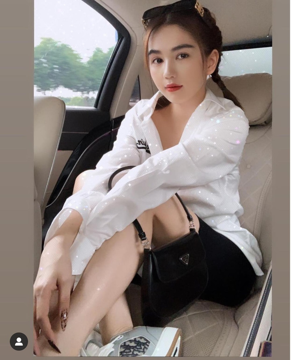 Với một ngày mát trời như hôm nay thì Ngọc Trinh vẫn chả cần son phấn gì nhiều mà vẫn xinh đẹp và tươi tắn.