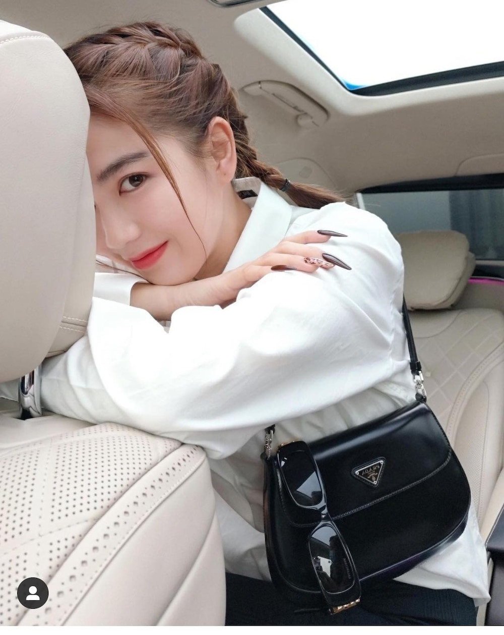 Bạn nào mà muốn thay đổi kiểu tóc tí thì có thể bắt chước người đẹp thắt bím tóc hai bên như hình 