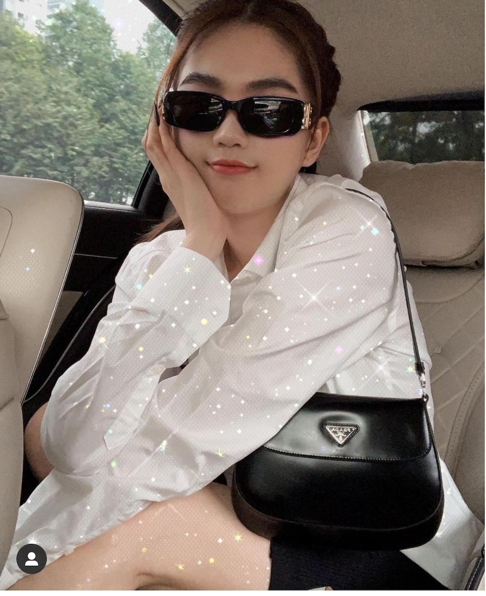 Kính râm style retro thiết kế nhỏ gọn vẫn luôn là items được Trinh sử dụng triệt để thời gian gần đây 