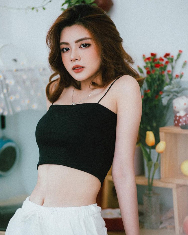 Cụ thể, trang QQ của Trung Quốc đưa tin về Hoàng Anh với chủ đề: "Cô nữ sinh phổ thông xinh đẹp bị chụp lén".