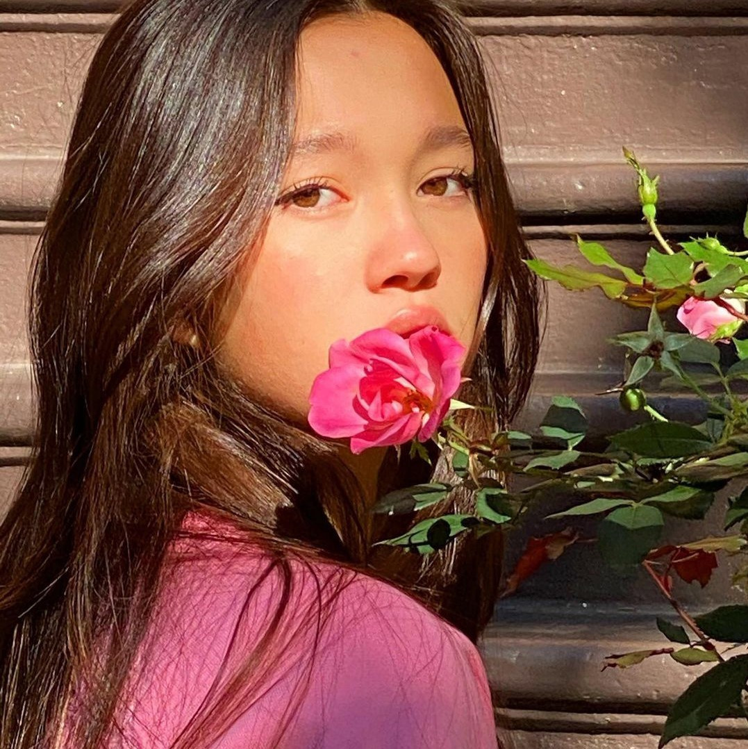 Là chị cả trong gia đình có 3 con gái, Lily luôn thể hiện mình là người chững chạc, trở thành tấm gương để các em học tập. Người hâm mộ bày tỏ kỳ vọng cô sẽ gặt hái nhiều thành công hơn trong tương lai.