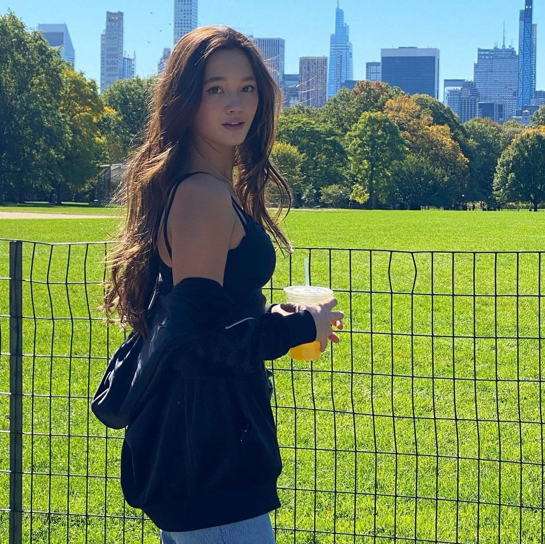 Không chỉ làm mẫu ảnh, cô nàng sinh năm 2003 còn thử sức với vai trò diễn viên. Năm 2016, cô xuất hiện trong loạt phim Daredevil của hàng Mavel và phim Sunset Park. Sau đó, Lily được mời đóng chính trong series Brat Zoe Valentine.