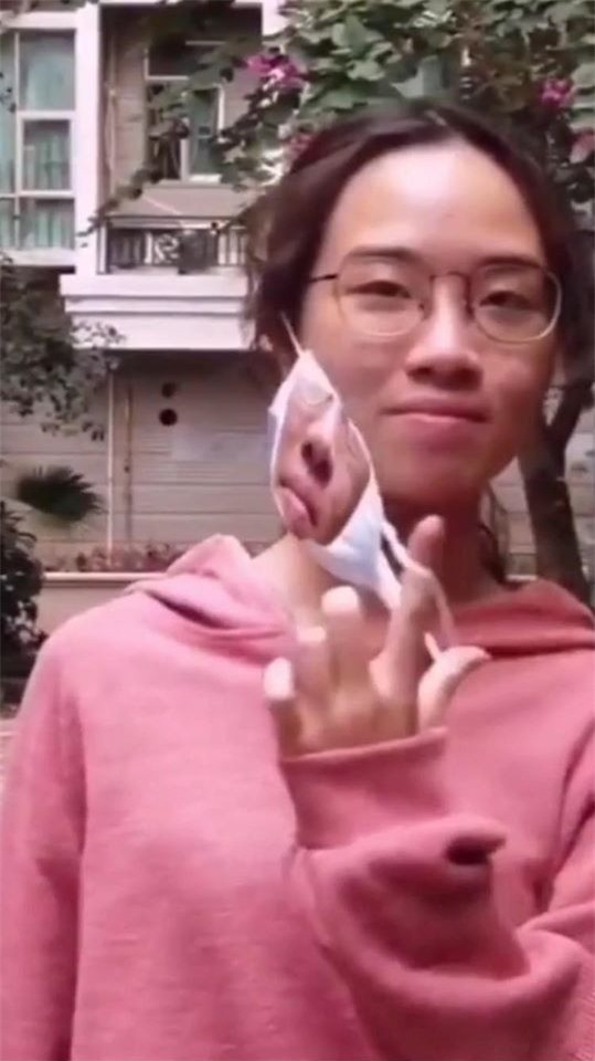 Cô gái đã có cách xử lý khi đeo khẩu trang - Hình 2 Co gai da co cach xu ly khi deo khau trang-Hinh-2