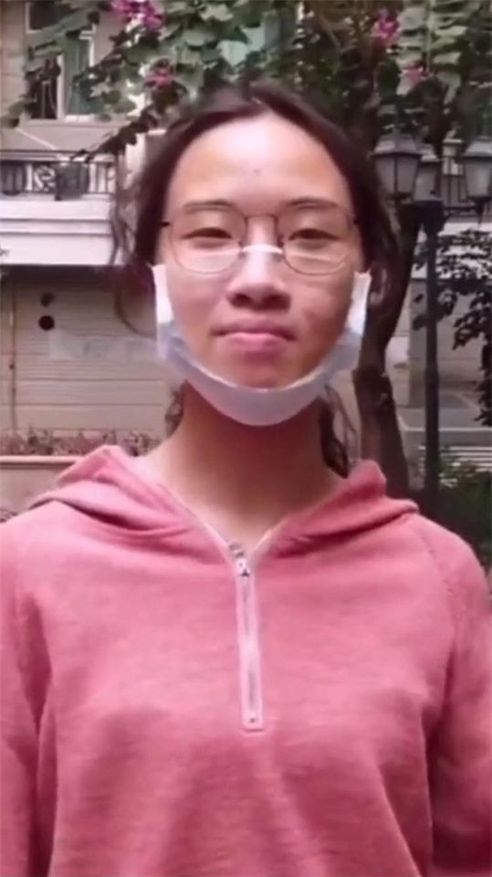 Cô gái đã có cách xử lý khi đeo khẩu trang Co gai da co cach xu ly khi deo khau trang