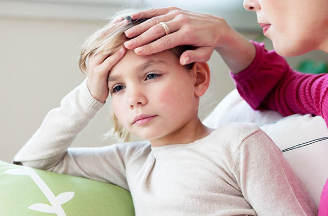 Thường xuyên than đau bụng, đau đầu: Phản ứng phổ biến của trẻ khi bị bạo lực học đường là thường cảm thấy đau bụng, đau đầu, phần lớn do căng thẳng, sợ hãi. Trong một số trường hợp, con giả vờ ốm để không phải đến trường, tránh xa kẻ bắt nạt mình. Ảnh: Momtastic.