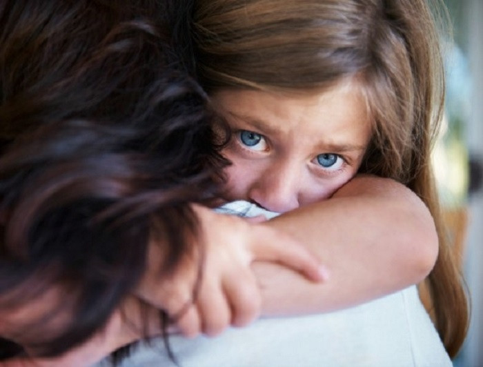 Luôn muốn được chú ý: Cách trẻ phản ứng khi bị bắt nạt không giống nhau. Một số trẻ trở nên nhút nhát, dè dặt trong khi số khác cố gắng thu hút sự chú ý của cha mẹ. Đặc biệt nếu trước đó, con không hành xử như vậy, đây là dấu hiệu đáng báo động. Ảnh: iStock.