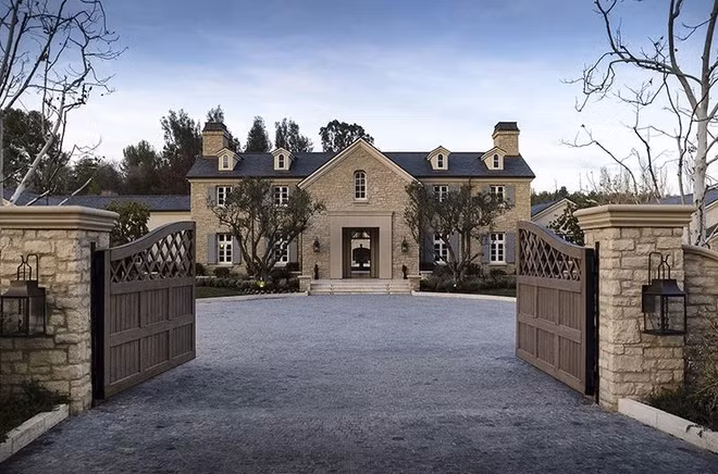 Cặp sao còn sở hữu một biệt thự nguy nga ở Hidden Hills (cũng thuộc bang California). Kim và West mua căn nhà vào năm 2014 với giá 20 triệu USD và chi thêm 20 triệu USD để cải tạo trước khi chuyển đến vào năm 2018. Mẹ của Kardashian West bà Kris Jenner từng tiết lộ ngôi nhà trị giá 60 triệu USD. Ảnh: Sotheby.