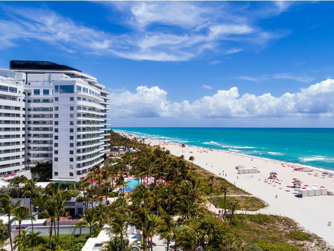 Giáng sinh năm 2018, West dành tặng Kim một căn hộ sang trọng bên bờ biển Miami trị giá 14 triệu USD. Ảnh: Getty Images.