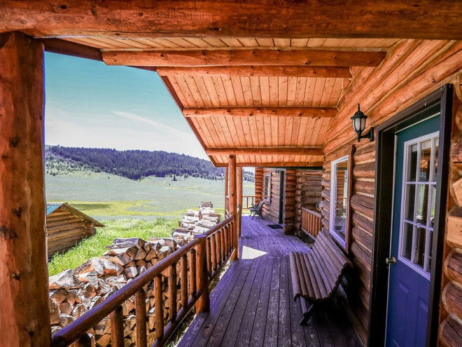 Bighorn Mountain Ranch bao gồm 7 ngôi nhà gỗ riêng biệt với đầy đủ tiện nghi và phòng xông hơi. Ngoài ra, trang trại còn có bãi đỗ trực thăng tư nhân. Ảnh: TMZ.