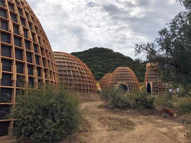 Tại đây, tỷ phú hiphop đã cho xây dựng những ngôi nhà được lấy cảm hứng từ loạt phim Star Wars. Tuy nhiên vì không có đủ giấy phép cần thiết, dự án này bị dỡ bỏ theo lệnh của chính quyền thành phố Los Angeles. Ảnh: Insider.