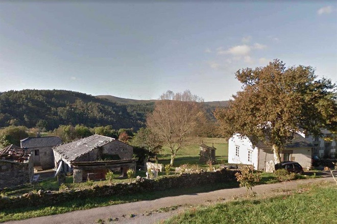  Làng Xerdiz, Lugo, Tây Ban Nha (468.000 USD): Nằm ở khu vực nông thôn bình dị ở phía tây bắc Tây Ban Nha, làng Xerdiz có diện tích gần 5 hecta, được bao quanh bởi đồng cỏ và cây cối. Ngoài ra, trong khuôn viên làng còn có một con suối lớn. Tại đây có một trường học cũ, đang được chuyển đổi thành nhà ở, cùng 3 ngôi nhà và chuồng trại đang được dùng để trữ đồ.