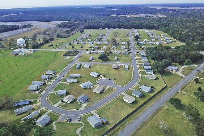  Safe Harbor Landing, Alabama, Mỹ (1,4 triệu USD): Nằm ở Irvington, bang Alabama, Safe Harbor Landing là cộng đồng dân cư gồm 99 căn nhà sẽ được mang ra đấu giá trong năm nay. Cách thành phố Bayou La Batre chỉ 10 phút lái xe và thành phố Mobile 22 phút, Safe Harbor Landing là địa điểm lý tưởng để thu hút người làm việc tại hai đô thị này tới thuê nhà. Ngoài các căn nhà, thị trấn này còn có sân chơi trẻ em và nhiều khu đất trống. Giá khởi điểm của thị trấn này là 1,4 triệu USD. Cuộc đấu giá sẽ được tổ chức vào cuối tháng 8 tới.