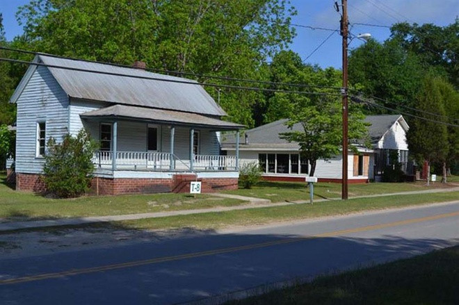  Toomsboro, Georgia, Mỹ (1,7 triệu USD): Nằm ở trung tâm bang Georgia, thị trấn Toomsboro có diện tích hơn 16 hecta với 37 lô đất và khoảng 700 cư dân. Tại đây có một nhà máy si-rô, một ngân hàng cũ, một kho đường sắt và cả một nhà hát được xây dựng vào năm 1975. Tới năm 2000, nhà hát bị đóng cửa khiến khách du lịch giảm hẳn, biến thị trấn trở thành những con đường hoang vắng.