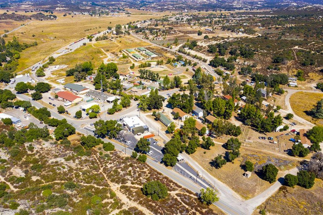  Campo, California, Mỹ (6 triệu USD): Ngôi làng nông thôn Campo nằm ở hạt San Diego, bang California. Chỉ cách thành phố San Diego một giờ lái xe, ngôi làng có 28 toà nhà và có đầy đủ công trình tiện ích như bưu điện, nhà thờ. Rộng gần 6,5 hecta, ngôi làng này hiện có khoảng 100 cư dân. Với vị trí gần biên giới Mỹ - Mexico, nhiều cư dân tại đây làm việc cho Cơ quan Hải quan và Bảo vệ Biên giới Mỹ.