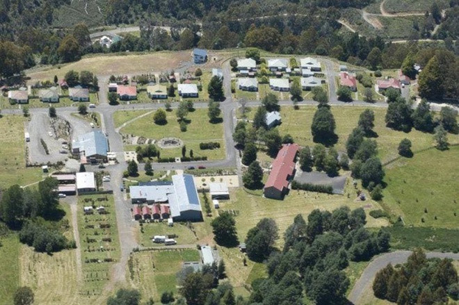  Tarraleah, Tasmania, Australia (8,1 triệu USD): Được xây dựng vào những năm 1920 - 1930, thị trấn này có diện tích hơn 140 hecta với hệ thống điện nướng, cầu cống, cáp quang đầy đủ. Tại đây cũng có nhiều công trình tiện ích như spa, khách sạn, trung tâm chức năng, công viên, quán cà phê, nhà thờ… với khoảng 2.000 cư dân.