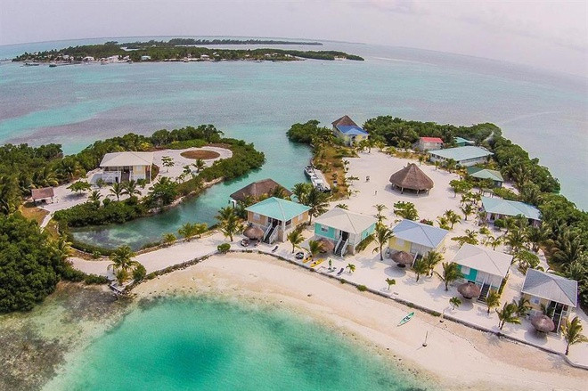 Royal Palm Island, thành phố Belize, Belize (4,5 triệu USD): Hòn đảo Royal Palm Island cách không xa thành phố Belize, nằm ở vị trí đắc địa và có sẵn nhiều tiện nghi xa xỉ. Mức giá 4,5 triệu USD bao gồm 5 căn nhà tranh với đầy đủ nội thất nằm bên bãi biển.