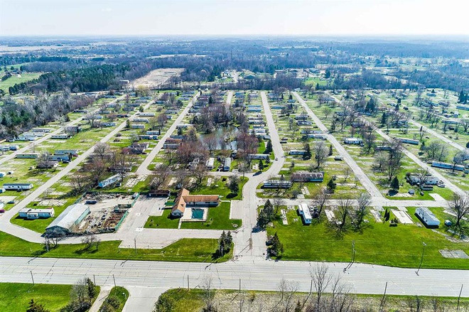  North Morris Estates, Michigan, Mỹ (2,3 triệu USD): Được xây dựng vào năm 1980, ngôi làng trù phú này nằm tại hạt Genesee, bang Michigan hứa hẹn mang lại cơ hội kinh doanh lớn cho người mua. Ngôi làng có 210.000 cư dân với thu nhập ít nhất 40.000 USD mỗi năm. Mức giá đấu giá khởi điểm cho ngôi làng này là 2,3 triệu USD, tiền đặt cọc là 25.000 USD.