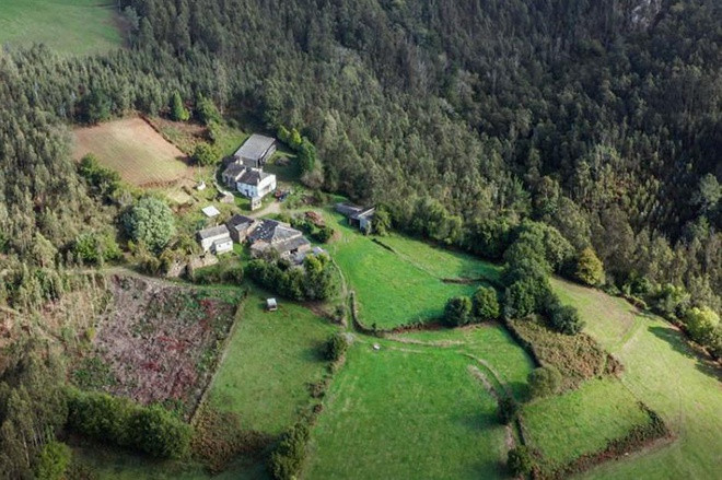  Làng O Penso, Lugo, Tây Ban Nha (giá 293.000 USD): Ngôi làng nhỏ O Penso nằm ở phía bắc Tây Ban Nha có diện tích chỉ hơn 40 hecta. Tại đây có một trại gia súc, hai trại bổ sung, một tiệm bánh và giếng nước. Ngôi làng không có người ở từ một thập kỷ trước. Giá bán bao gồm 5 căn nhà, trong đó 4 căn cần được cải tạo hoàn toàn. Căn nhà còn lại có 5 phòng ngủ, một phòng tắm hiện đại, phòng bếp, phòng bếp và có hệ thống điện nước.