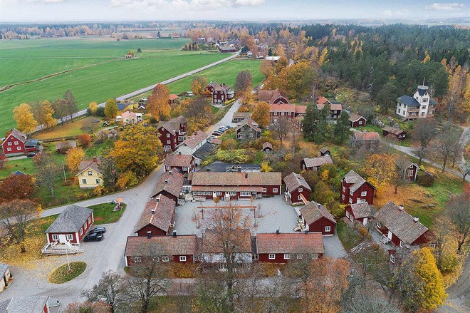  Sätra Brunn, hạt Västmanland, Thụy Điển (7,4 triệu USD): Được thành lập vào những năm 1700, ngôi làng Sätra Brunn nổi tiếng với suối nước khoáng tự nhiên với chất lượng nước được công nhận tại Thụy Điển. Có diện tích gần 24 hecta, ngôi làng hiện có 70 tòa nhà, gồm nhà ở, khách sạn, trung tâm hội nghị, nhà hàng, nhà thờ, phòng tập gym… Mức giá 7,4 triệu USD cũng bao gồm gần 14 hecta đất chưa khai hoang.