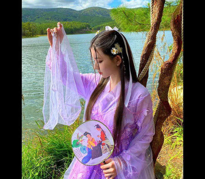  Mái tóc dài đen nhánh, sóng mũi cao vút cùng đôi môi đỏ mọng, Phương Vy chính là hiện thân của những đại mỹ nhân Tây Thi ngày xưa. 