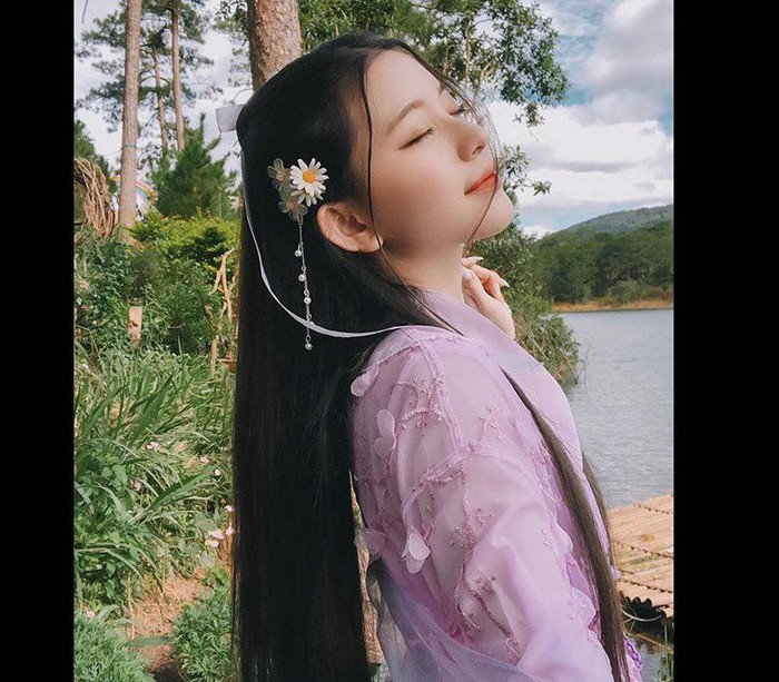  Trên trang cá nhân của mình Phương Vy khoe những bức ảnh trong trang phục cổ trang, mái tóc dài thướt tha và nhiều người không ngần ngại ví cô nàng đẹp tựa Tây Thi tái xuất. 